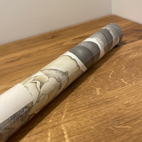 RoomMates Peel and Stick Wallpaper Watercolor Floral Bouquet RMK12030WP NEW - Picture 7 of 10